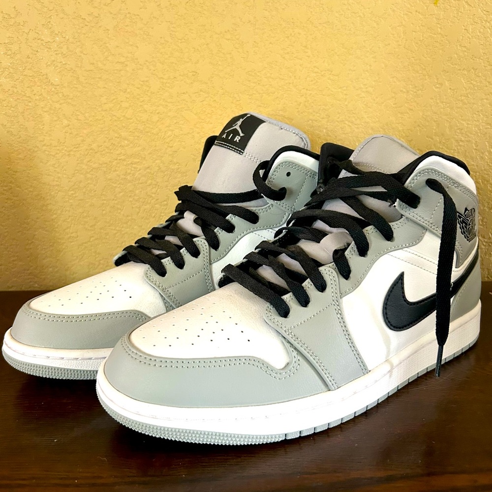 Men’s Air Jordan 1 Mid. White/gray Size 11